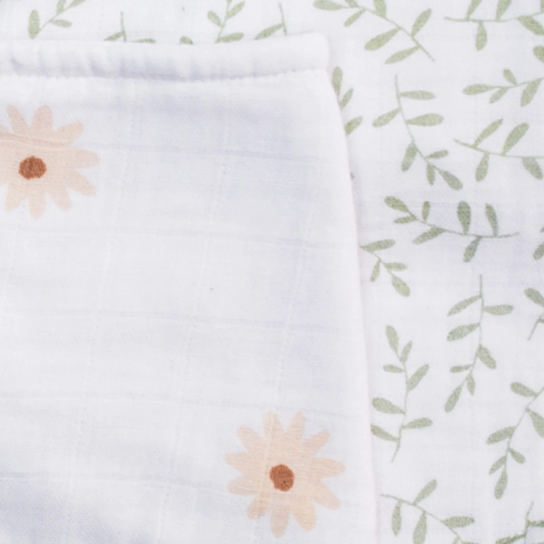 lulujo bib Daisies + Greenery1