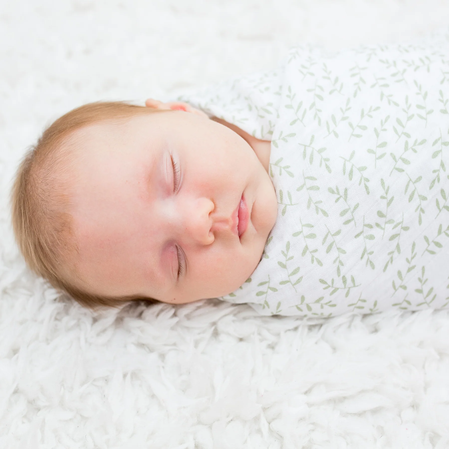 lulujo swaddle 2pk daisies and greenery3